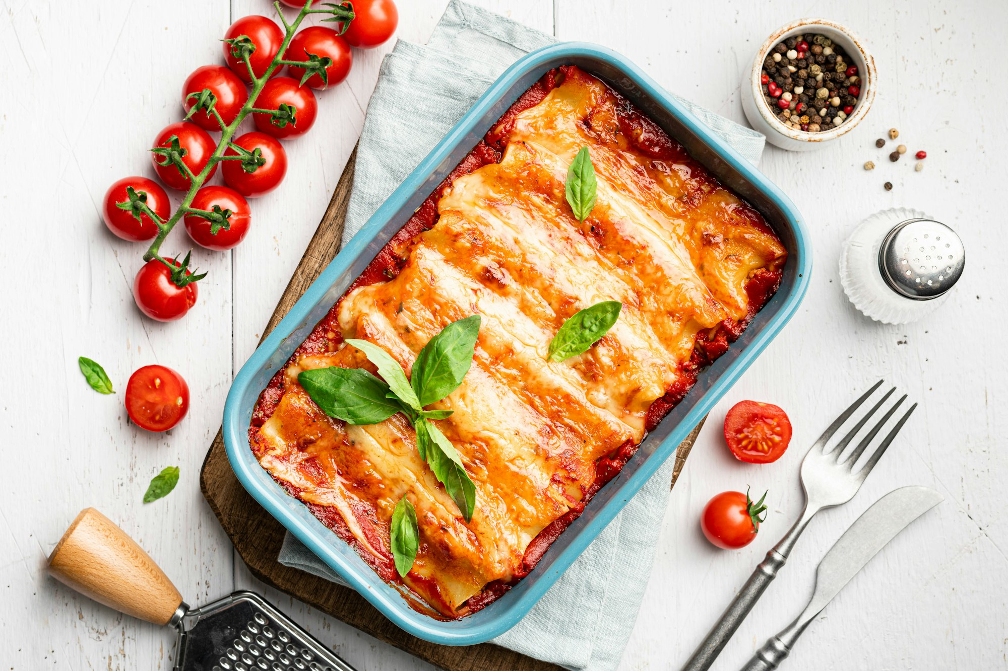 Cannelloni with meat, tomato sauce and cheese